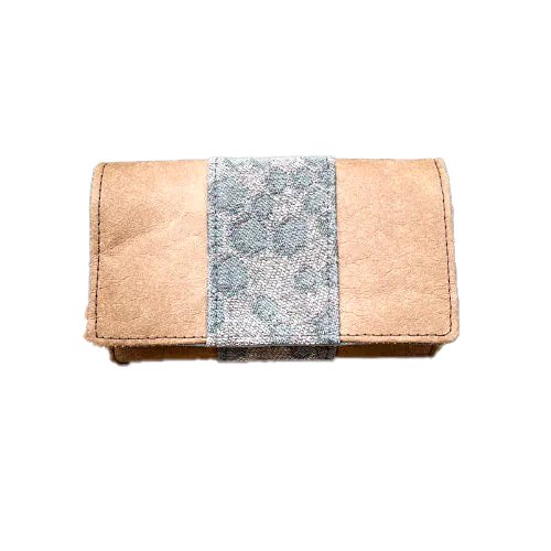 Un porte-monnaie en papier lavable marron et coupon d'écharpe gris au motif de ruche.