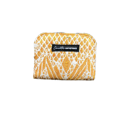 Un petit porte-cartes et porte-monnaie zippé en tissu gris brodé de motifs floraux scandinaves bleus, rouges et blancs.