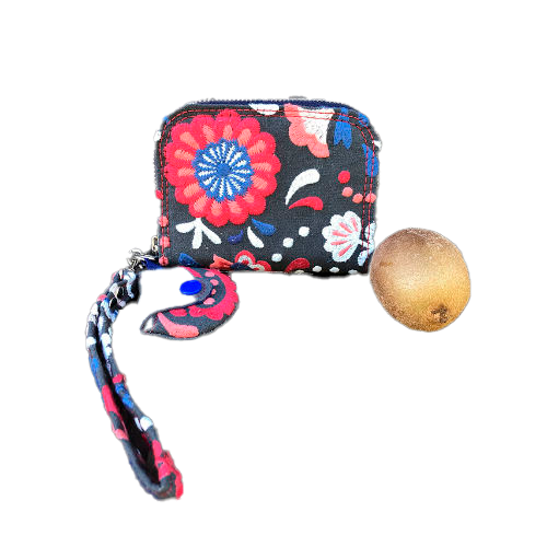 Un petit porte-cartes et porte-monnaie zippé en tissu gris brodé de motifs floraux scandinaves bleus, rouges et blancs.