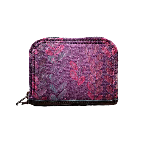 Un petit porte-cartes et porte-monnaie zippé réalisé en tissu dans des nuances de violet, prune, rose... avec un motif de gouttelettes, et en cuir d'agneau noir.