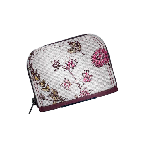 Un petit porte-cartes et monnaie zippé fait avec du tissu d'écharpe au motif floral dans les tons roses sur fond écru et du liège brique.