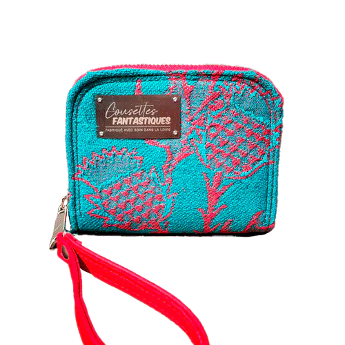 Un petit porte-cartes-et-monnaie zippé fabriqué en tissu d'écharpe rouge sang et vert émeraude avec des motifs de chardons, et de la toile de lin vert émeraude. Livré avec une dragonne en simili rouge vif.
