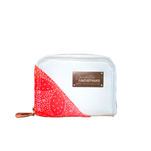 Un petit porte-cartes et monnaie zippé fait avec du tissu d'écharpe dégradé de jaune orangé à rose, au motif étoiles pointillistes, et du simili blanc.