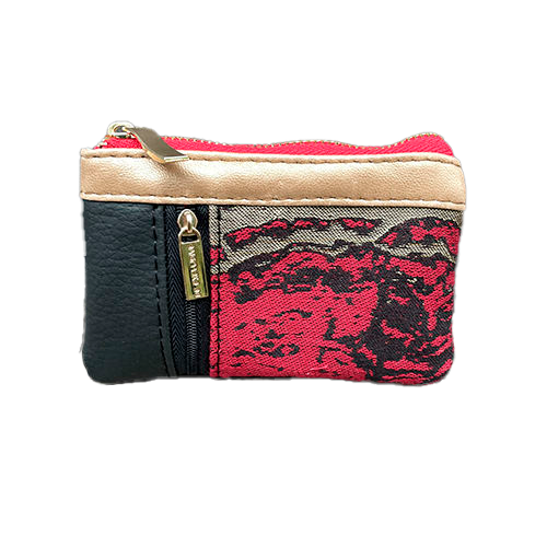 Un petit porte-monnaie zippé fabriqué en simili noir, or et rouge, et un tissu en écharpe de portage assortie avec un motif marbré.