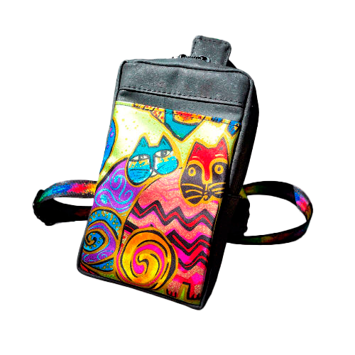 Un petit sac à dos cousu en liège noir mat et écharpe en soie avec un motif coloré de chats, associé à une sangle noire et arc-en-ciel.