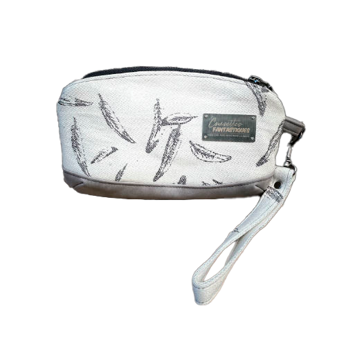 Une petite pochette zippée cousue en simili gris et écharpe de portage blanche et grise au motif de plumes.