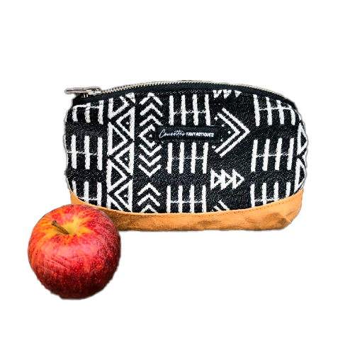 Une petite pochette zippée fabriquée en papier lavable coloris caramel, une écharpe de portage à motifs géométriques en noir et blanc, et de la popeline grise.