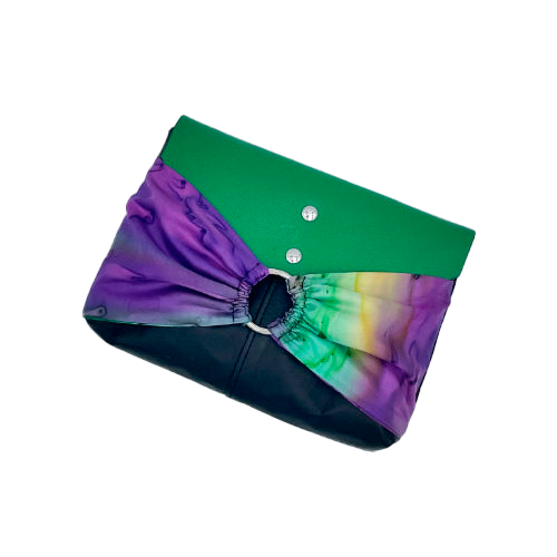 Une pochette à rabat cousue dans un voile de soie jaune, vert et violet et associé à des cuirs noir, vert et jaune.