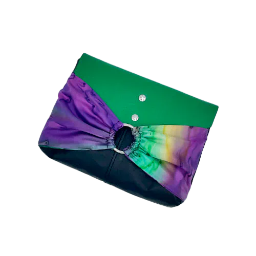 Une pochette à rabat cousue dans un voile de soie jaune, vert et violet et associé à des cuirs noir, vert et jaune.