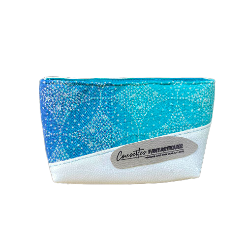 Une petite pochette zippée faite en écharpe de portage bleu et blanche motif étoiles pointillistes et simili blanc.