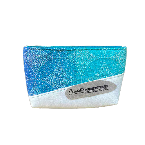 Une petite pochette zippée faite en écharpe de portage bleu et blanche motif étoiles pointillistes et simili blanc.