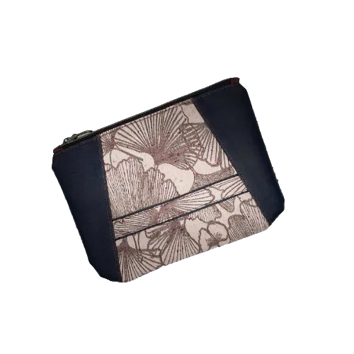 Une pochette zippée cousue dans une sorte de peau pommelée de couleur brun et un coupon d'écharpe de portage au motif de Ginkgo Biloba bruns sur fond rose poudré