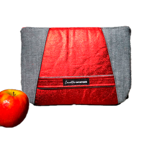 Une pochette zippée cousue dans un denim bi-face gris et rouge métallisé, associé à de la soie rouge vif.