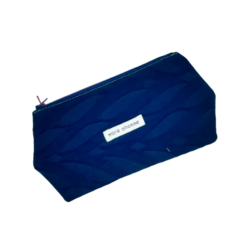 Une pochette zippée double cousue dans plusieurs coupons d'écharpe de portage (bleu et rouge) et simili blanc.
