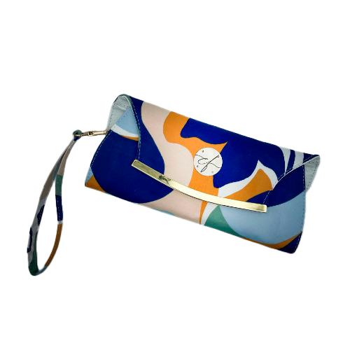 Un portefeuille pochette confectionné à partir d'une écharpe colorée avec un motif floral moderne et abstrait en blanc, bleu, sauge, beige et cannelle. À l'intérieur, on retrouve du similicuir blanc et un popeline brillant de couleur sauge claire.