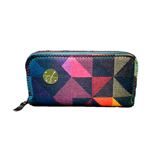 Un porte-cartes-et-monnaie zippé en écharpe de portage noire et arc-en-ciel avec un motif géométrique, intérieur en popeline bleu royal.