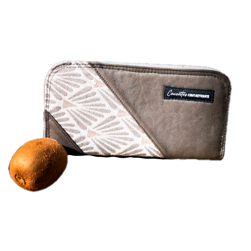 Un porte-cartes-et-monnaie zippé en cuir d'agneau gris, tissu d'ameublement et toile de lin brut.