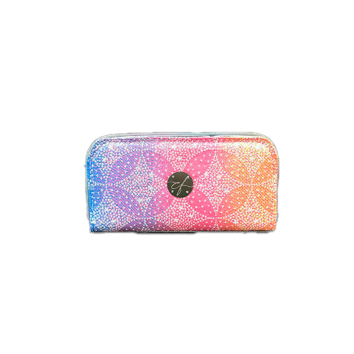 Un porte-cartes-et-monnaie zippé fabriqué avec une écharpe de portage à dégradé arc-en-ciel avec un motif d'étoiles pointillistes et du jean de haute couture gris.
