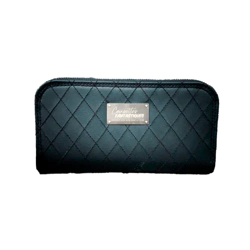 Un porte-cartes-et-monnaie zippé fabriqué avec du simili noir matelassé à la main à l'extérieur, et de la toile de coton avec des paillettes à l'intérieur.