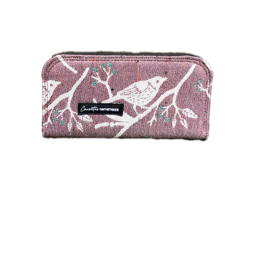 Un porte-cartes-et-monnaie zippé fabriqué avec un coupon d'écharpe de portage à motif d'oiseaux mauves et verts.