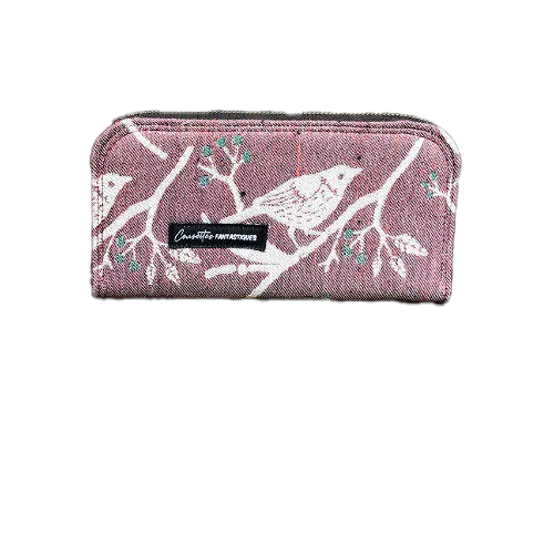 Un porte-cartes-et-monnaie zippé fabriqué avec un coupon d'écharpe de portage à motif d'oiseaux mauves et verts.
