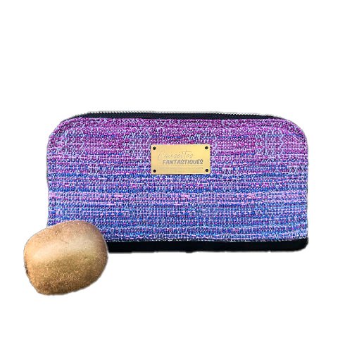 Un porte-cartes-et-monnaie zippé fabriqué à partir d'un coupon d'écharpe de portage tissée main en dégradé miroir du rose au bleu, et de liège noir.