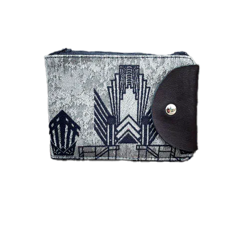 Un portefeuille fabriqué à partir d'une écharpe de portage pour bébé à motifs géométriques Art Déco bleu nuit et argent, en cuir bleu nuit, gabardine bleu nuit, et popeline gris souris.