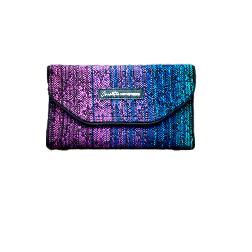 Un portefeuille fabriqué à partir d'une écharpe de portage dégradée du bleu au violet à l'extérieur et du voile violet à l'intérieur.