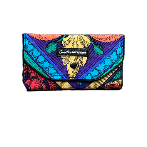 Un portefeuille fait de foulard de soie rouge, bleu, vert, jaune... et au motif rococco, et de popeline noire à l'intérieur.
