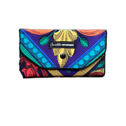 Un portefeuille fait de foulard de soie rouge, bleu, vert, jaune... et au motif rococco, et de popeline noire à l'intérieur.