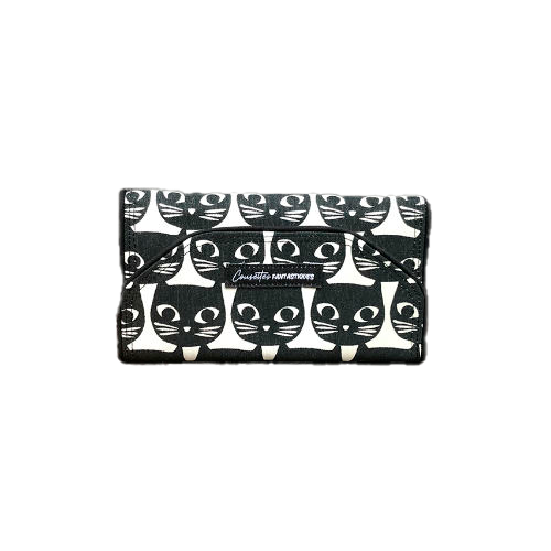 Un portefeuille fait de toile de coton noir et blanc à motif de têtes de chat à l'extérieur, et de popeline rose et de cretonne à motifs d'oiseaux à l'intérieur.