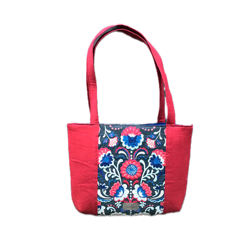 Un sac cabas en tissu gris brodé de motifs floraux scandinaves bleus, rouges et blancs, en gabardine rouge et en popeline bleu roi.