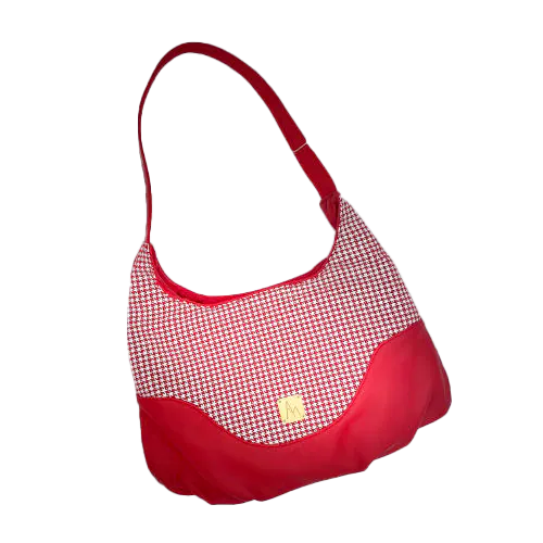Un sac d'épaule fabriqué à partir d'un cuir rouge et d'un cuir rouge imprimée pied de poule blanc, avec une doublure rouge siglée Sonia Rykiel.