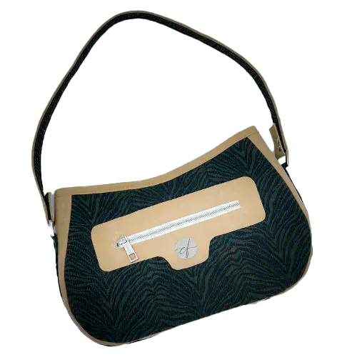 Un sac d'épaule fabriqué à partir d'un tissu au motif et à la texture d'un pelage de tigre vert forêt associé à un simili suédine beige, et une doublure composé d'une viscose haute-couture à tout petits carreaux vichy verts et blancs et d'un drap de lin crème chiné.
