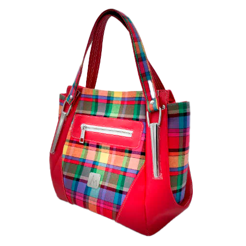 Un sac d'épaule constitué de simili couleur rouge sang et de toile de madras multicolore.