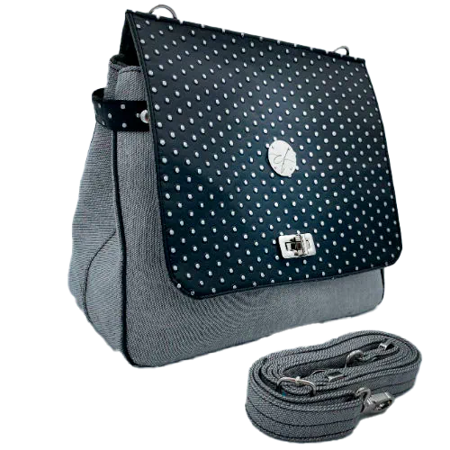 Un sac carré confectionné avec un simili noir à pois argentés et un denim couture gris.