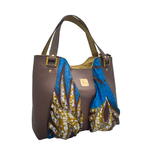 Un sac d'épaule composé de cuir de chèvre marron, de wax bleu et moutarde et d'une doublure jaune moutarde.