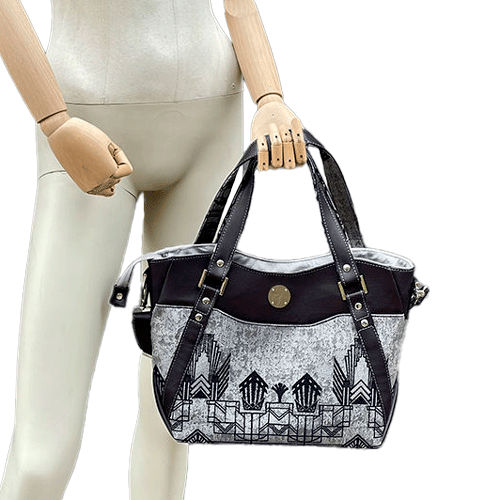 Un sac d'épaule fait avec du tissu d'écharpe bleu nuit et argenté au motif géométrique art déco, et du cuir bleu nuit.