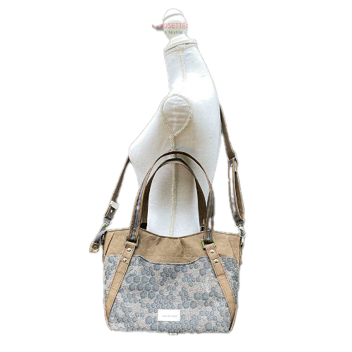 Un sac d'épaule fait avec du tissu d'écharpe gris au motif de ruche et d'abeilles, et du papier lavable marron.