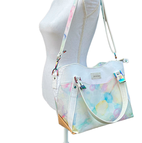 Un sac d'épaule constitué de différentes matières : simili blanc, foulard en soie peint à la main et damassé de coton blanc.