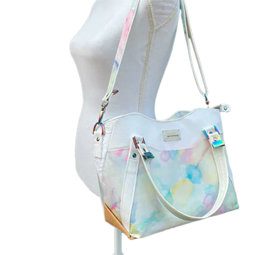 Un sac d'épaule constitué de différentes matières : simili blanc, foulard en soie peint à la main et damassé de coton blanc.