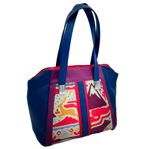 Un sac d'épaule fabriqué à partir d'un foulard en soie avec des motifs issus du folklore Scandinave, associé à des similis rouge, bleu et violet.