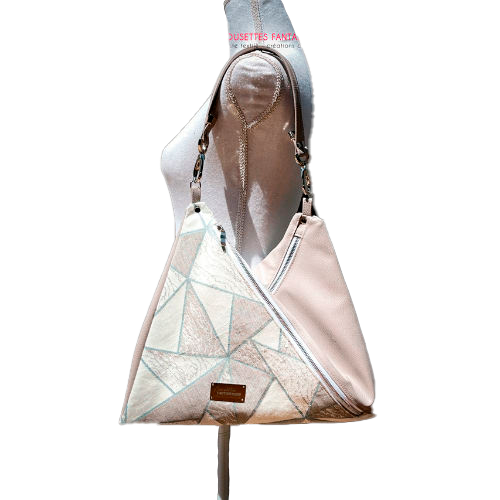 Un sac d'épaule triangulaire, constitué d'un simili beige et d'un tissu d'écharpe blanc, crème, beige et vert.