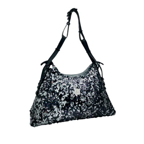 Un grand sac d'épaule fabriqué à partir d'un tissu à sequins noirs et argents, un denim couture gris et un simili fin noir.