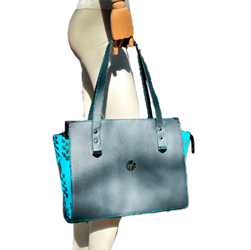 Un sac d'épaule fabriqué à partir d'un tissu de portage turquoise avec des motifs de colibris et de pétales, associé à du simili gris et turquoise.