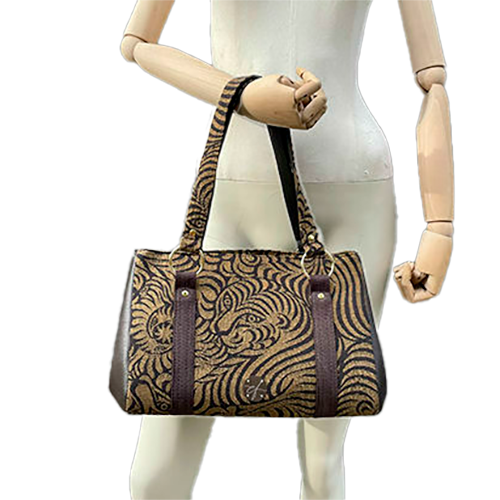 Un sac à main constitué de simili marron et tissu d'écharpe marron et fauve, au motif de tigre stylisé.