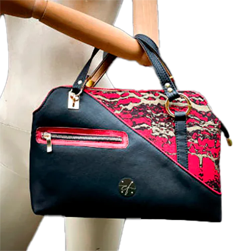 Un sac d'épaule fait en similis noir, doré et rouge, et tissu d'écharpe dans les mêmes tons, motif marbré.