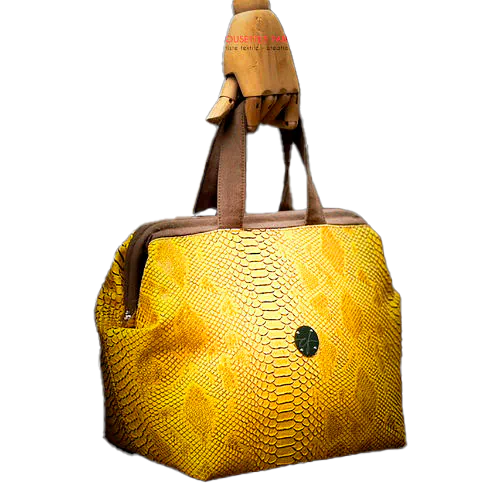 Un sac à main fait avec du simili texture croco, coloris jaune et marron.