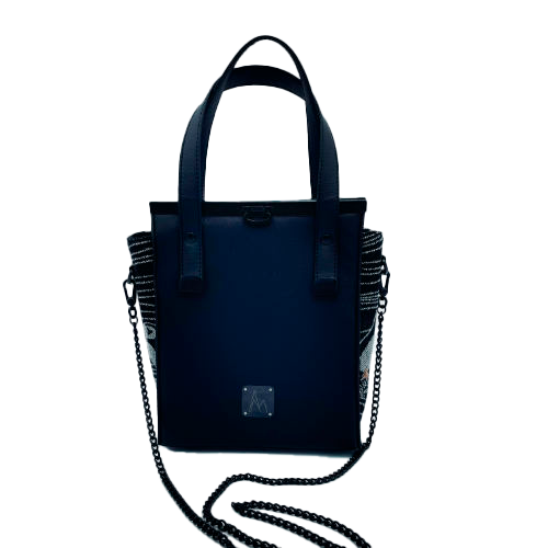 Un petit sac à main confectionné à partir d'écharpe de portage au motif de macareux dans des vagues stylisées dans des tons noirs, blancs et orange, et du simili noir.