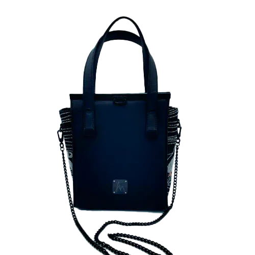 Un petit sac à main confectionné à partir d'écharpe de portage au motif de macareux dans des vagues stylisées dans des tons noirs, blancs et orange, et du simili noir.